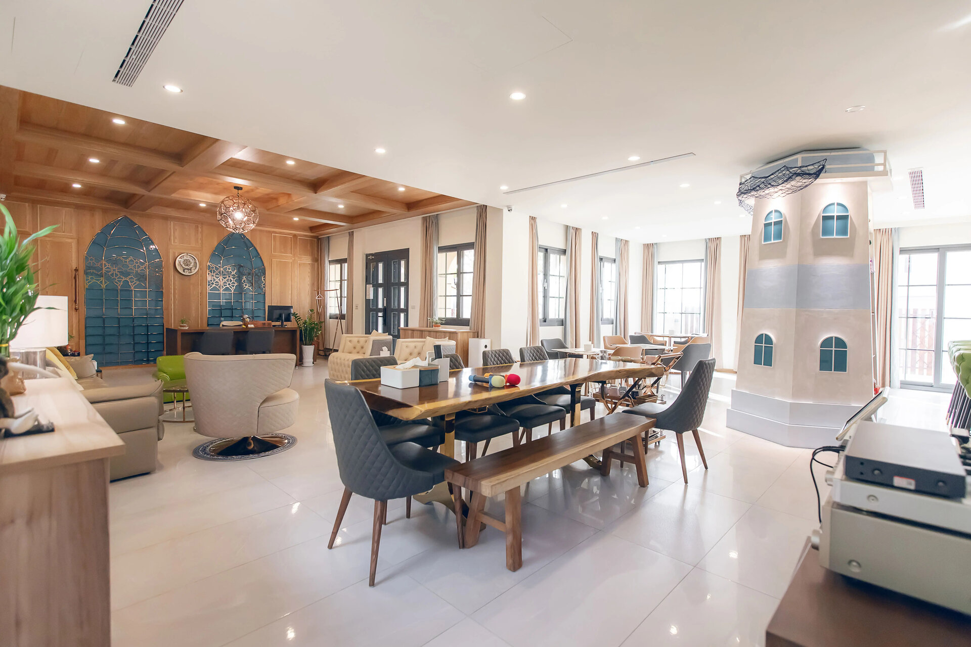 澎湖期遇度假會館大廳內部實景，展現歐式巴洛克建築風格的挑高空間與精緻裝潢，融合莫蘭迪色系的典雅設計